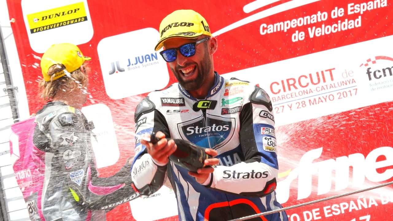 Ángel Rodríguez festeja su victoria en la carrera de Montmeló 2017 del RFME CEV Superstock 1000 (Foto: Team Stratos)