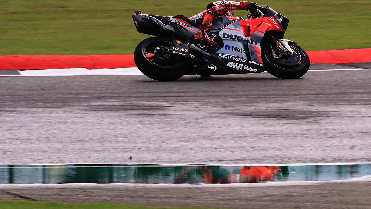La carrera de MotoGP en Silverstone se adelanta por la lluvia