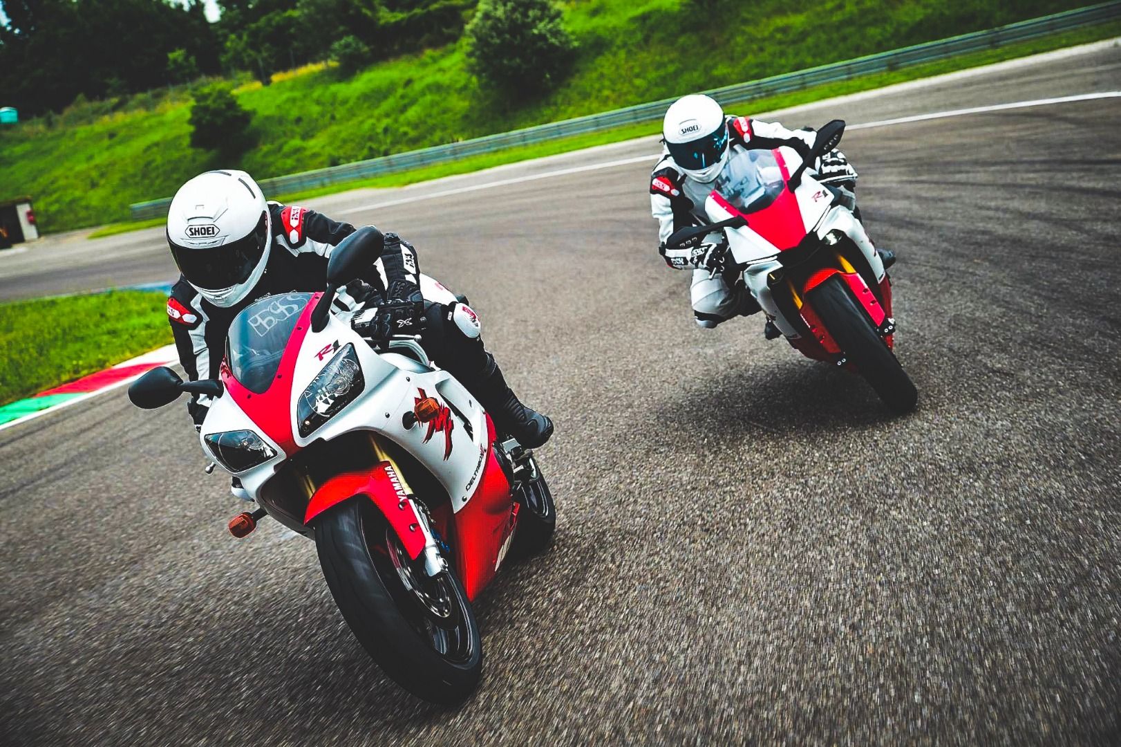 Yamaha YZF-R1 1998 vs Yamaha YZF-R1 2018, ¿con cuál te quedas?