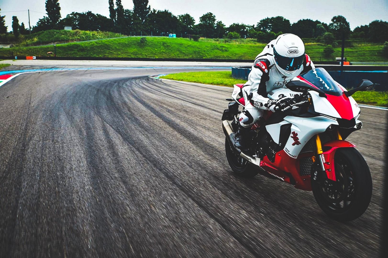 Yamaha YZF-R1 1998 vs Yamaha YZF-R1 2018, ¿con cuál te quedas?