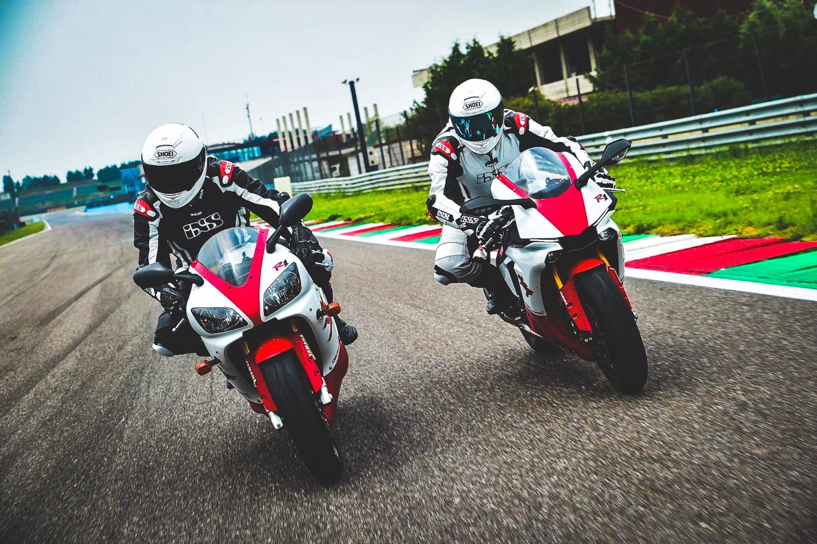 Yamaha YZF-R1 1998 vs Yamaha YZF-R1 2018, ¿con cuál te quedas?