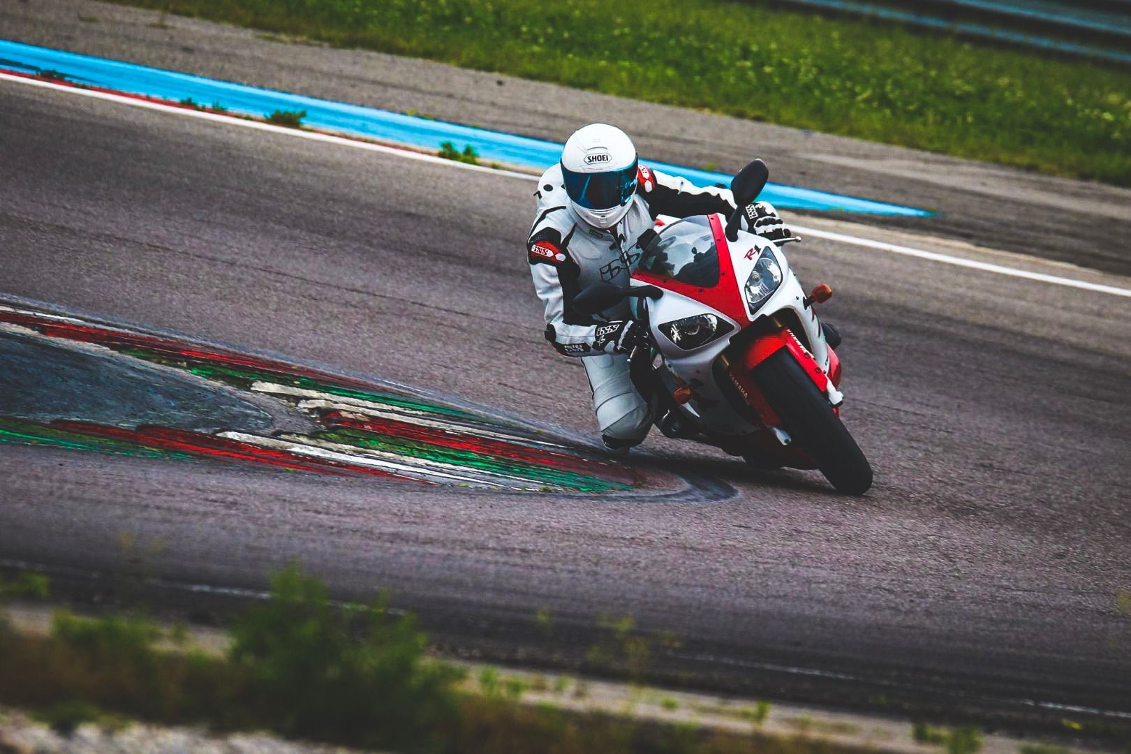 Yamaha YZF-R1 1998 vs Yamaha YZF-R1 2018, ¿con cuál te quedas?