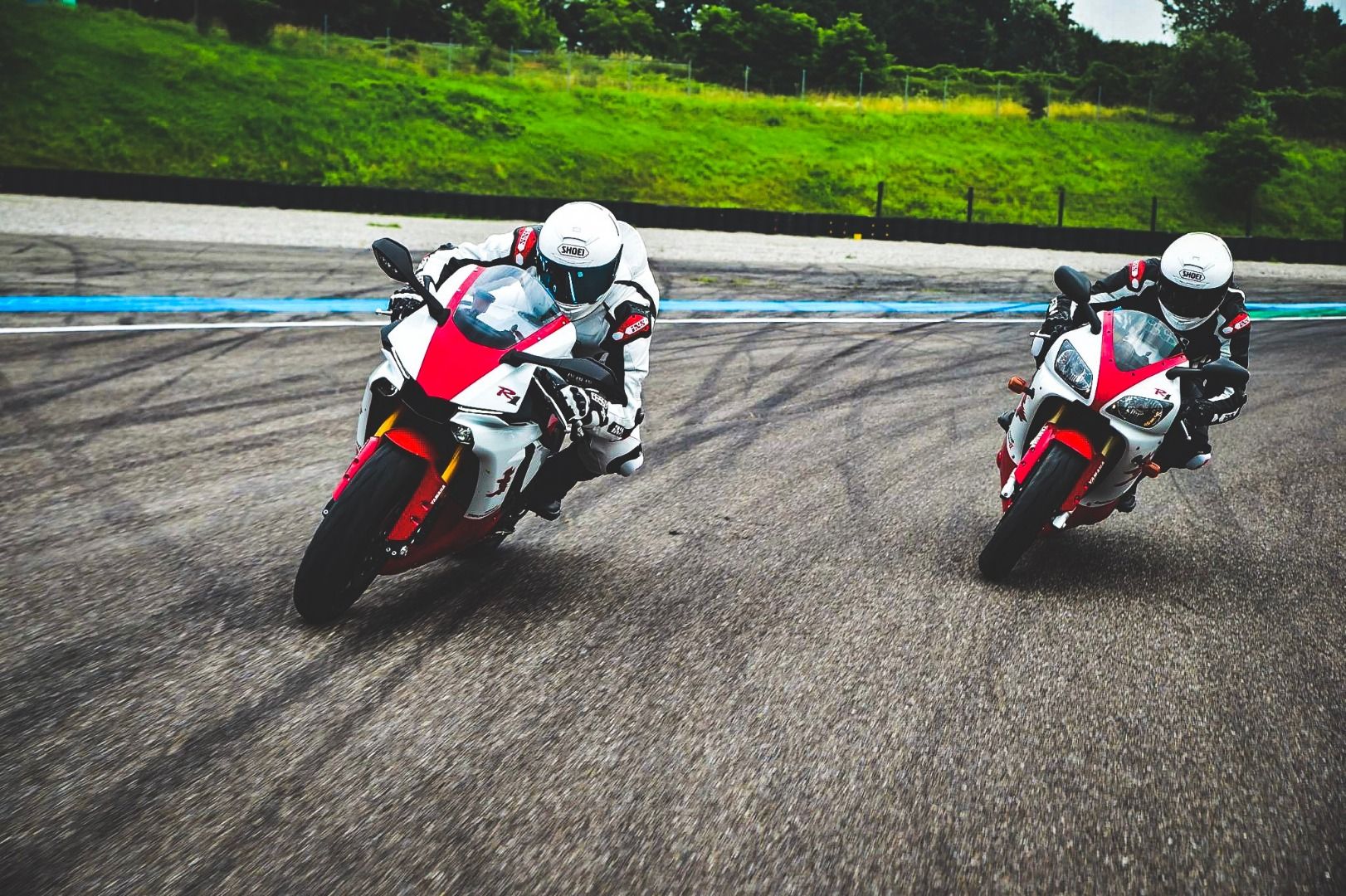 Yamaha YZF-R1 1998 vs Yamaha YZF-R1 2018, ¿con cuál te quedas?