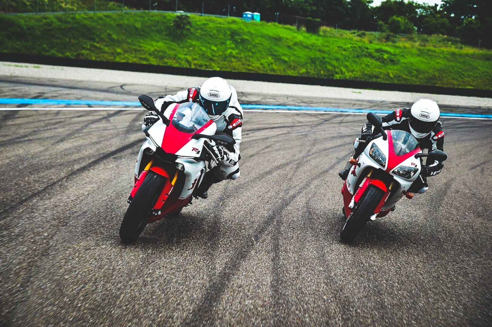 Yamaha YZF-R1 1998 vs Yamaha YZF-R1 2018, ¿con cuál te quedas?