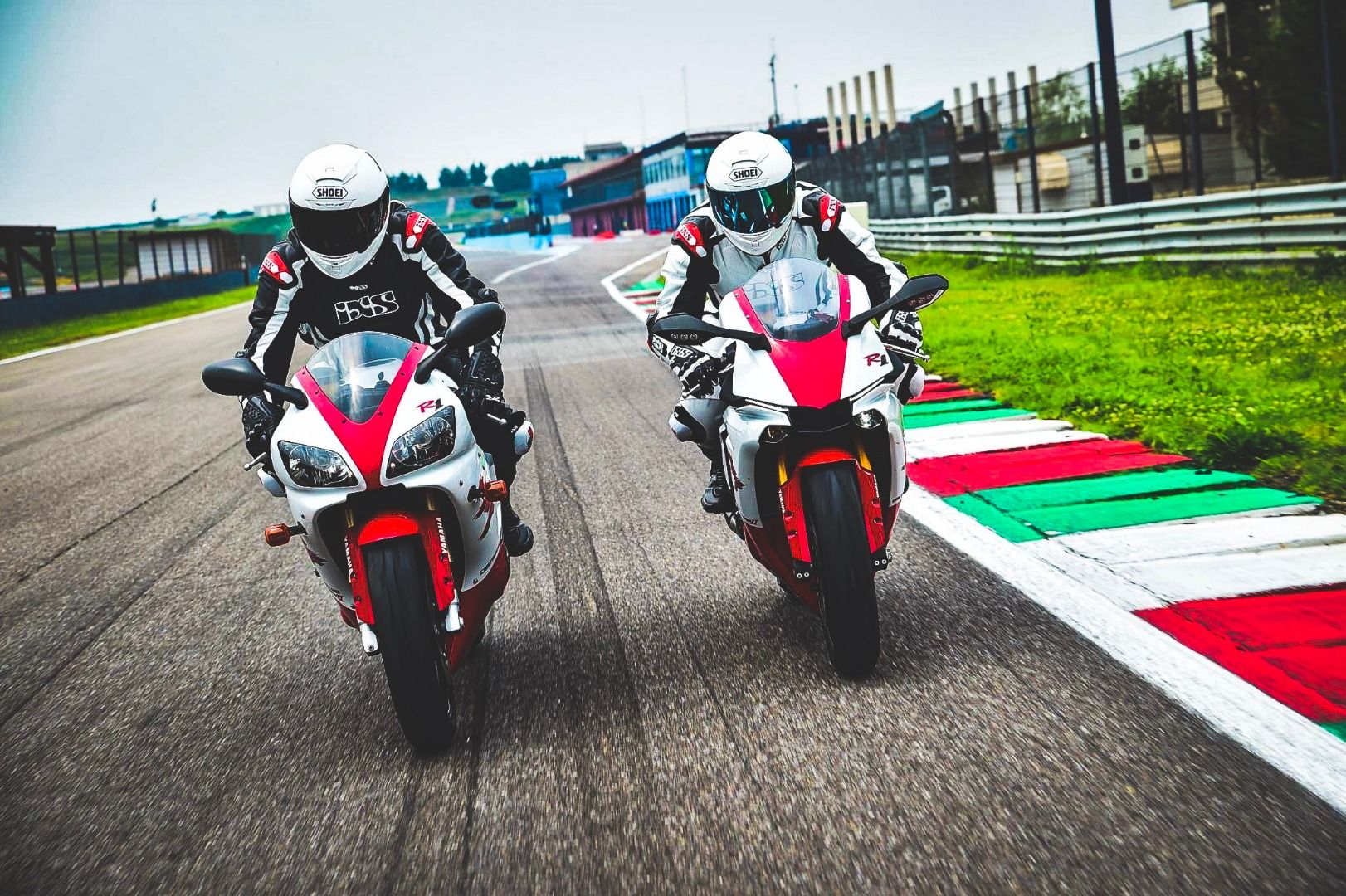 Yamaha YZF-R1 1998 vs Yamaha YZF-R1 2018, ¿con cuál te quedas?