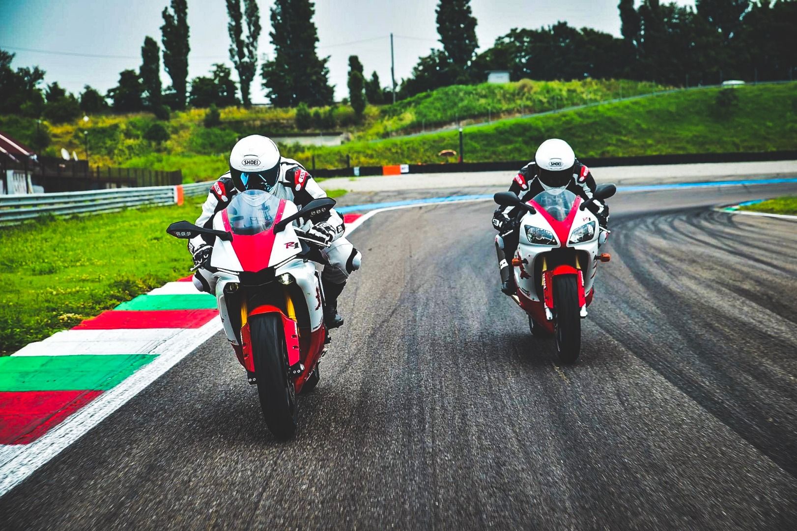 Yamaha YZF-R1 1998 vs Yamaha YZF-R1 2018, ¿con cuál te quedas?