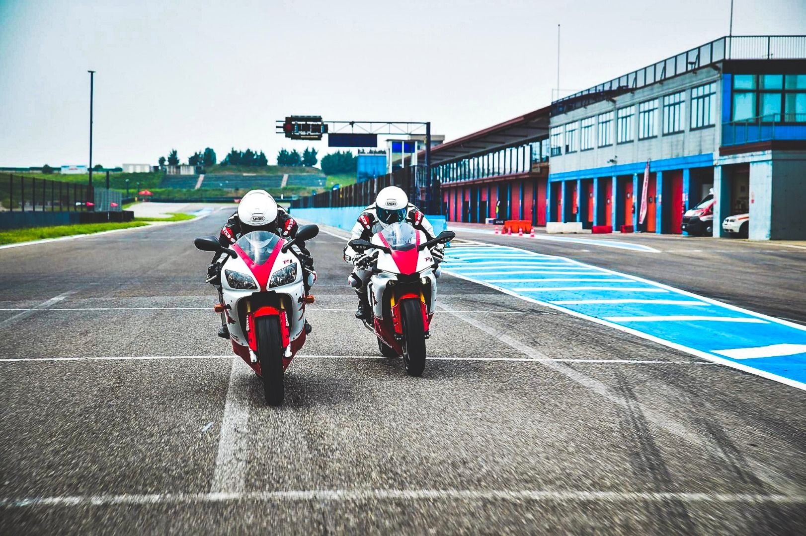 Yamaha YZF-R1 1998 vs Yamaha YZF-R1 2018, ¿con cuál te quedas?