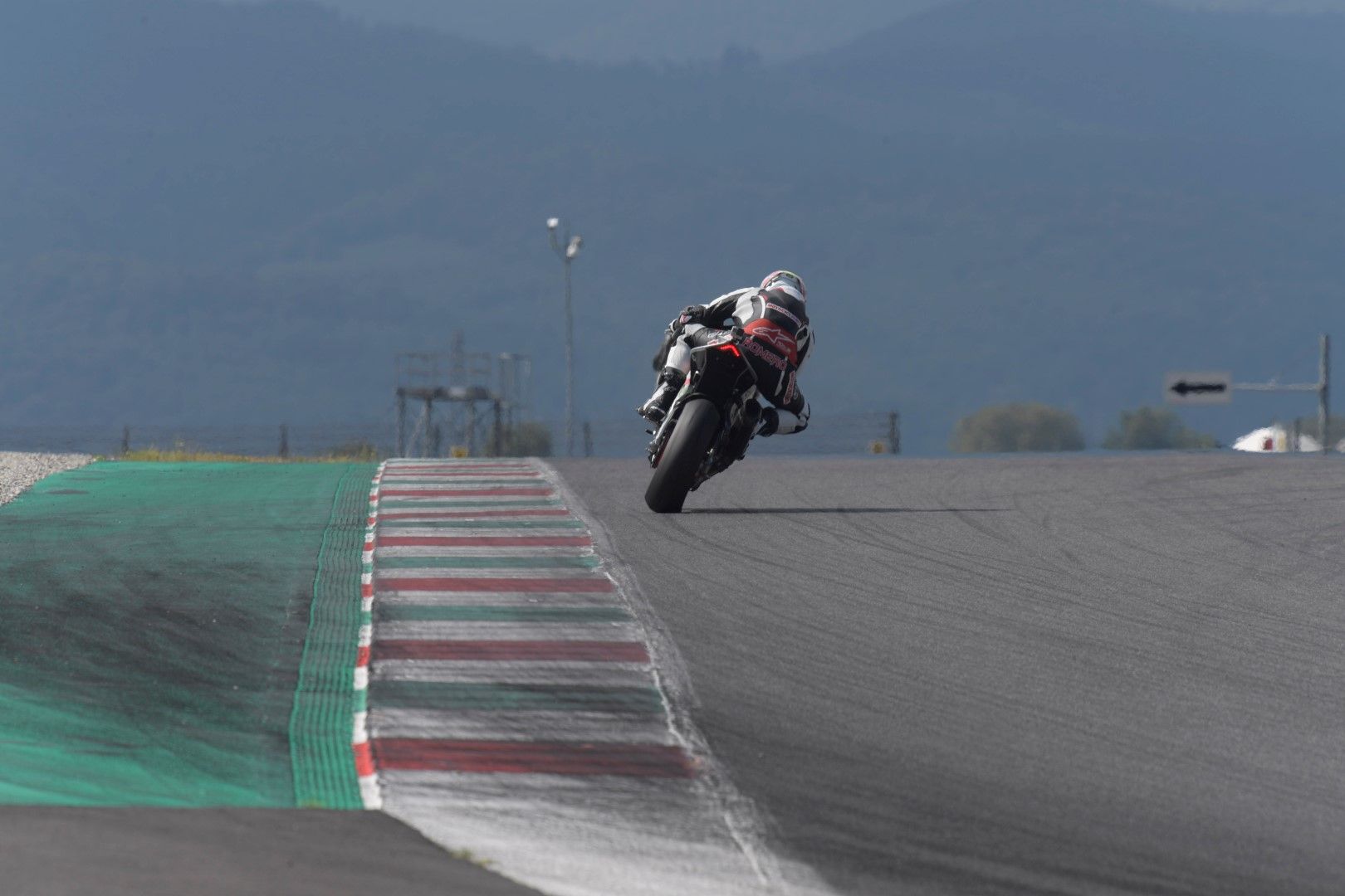 Probamos la Aprilia RSV4 RF Factory Works 2019