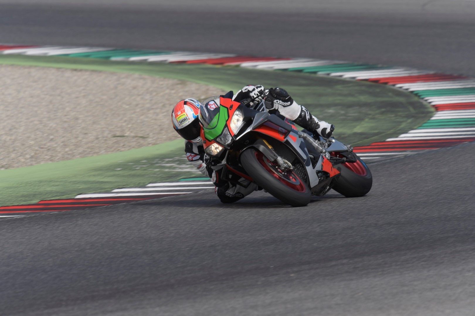 Probamos la Aprilia RSV4 RF Factory Works 2019