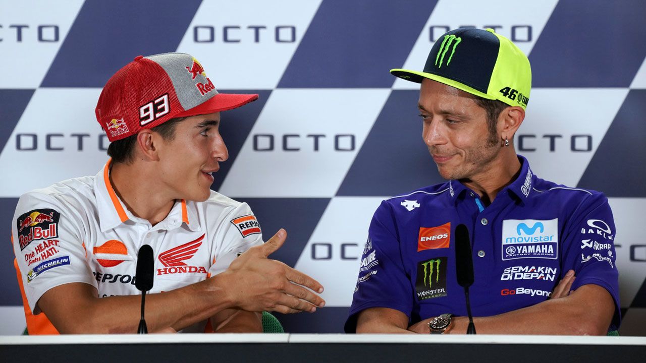 Valentino Rossi le hace la cobra a Marc Márquez en Misano