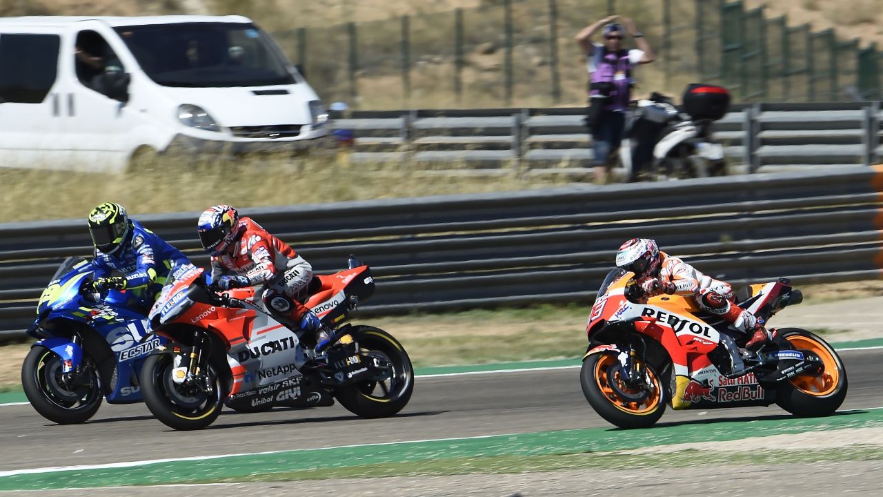 Sándwich Dovizioso-Márquez-Iannone en Aragón 2018