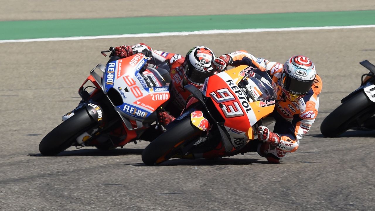 Marc Márquez por delante de Jorge Lorenzo justo antes del incidente (Foto: Gold & Goose)