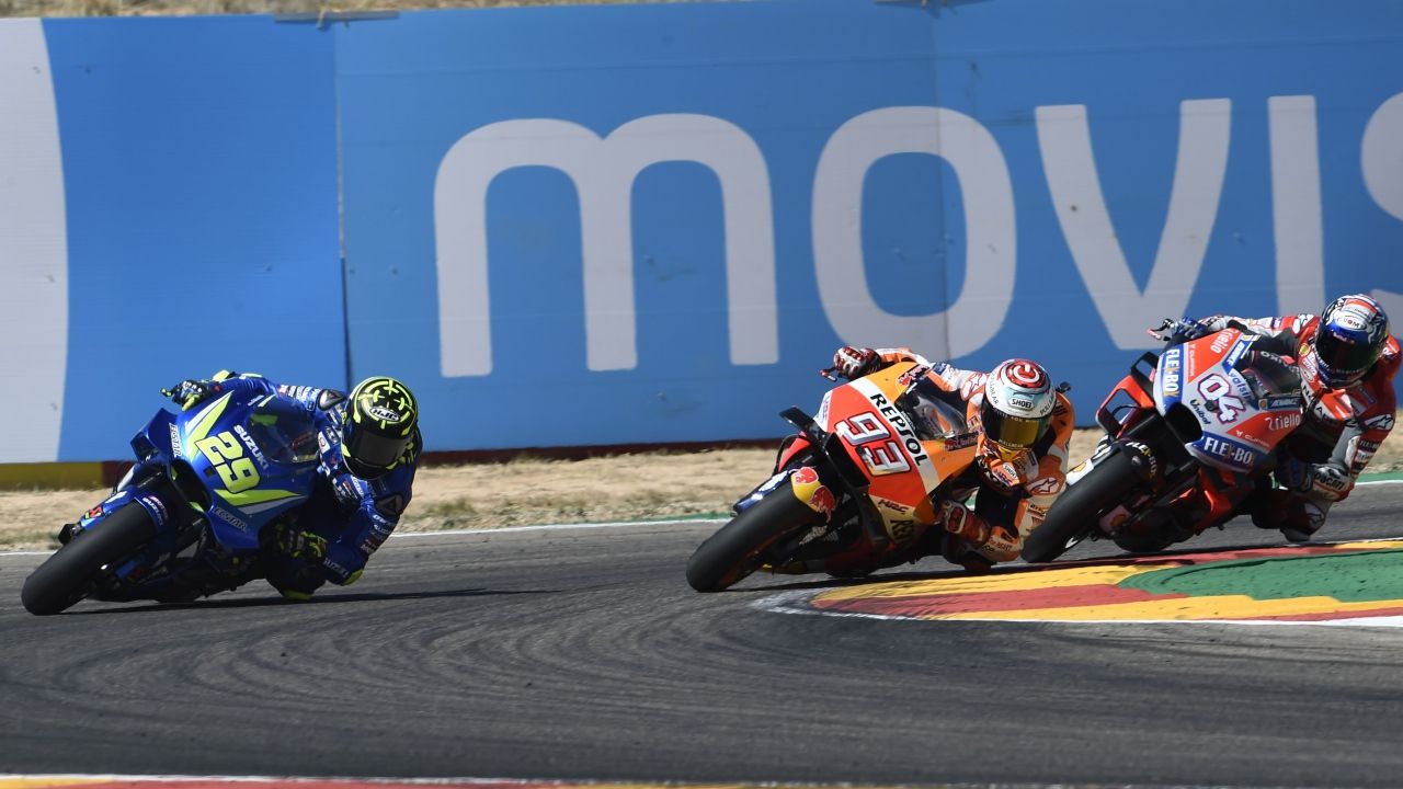 El sándwich a Marc Márquez entre Andrea Dovizioso y Andrea Iannone, fotos y vídeo