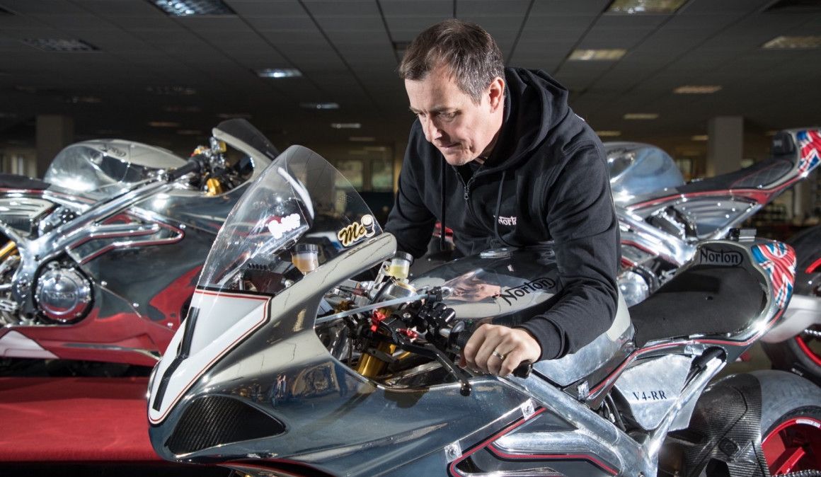 John McGuinness posa con la Norton V4RR