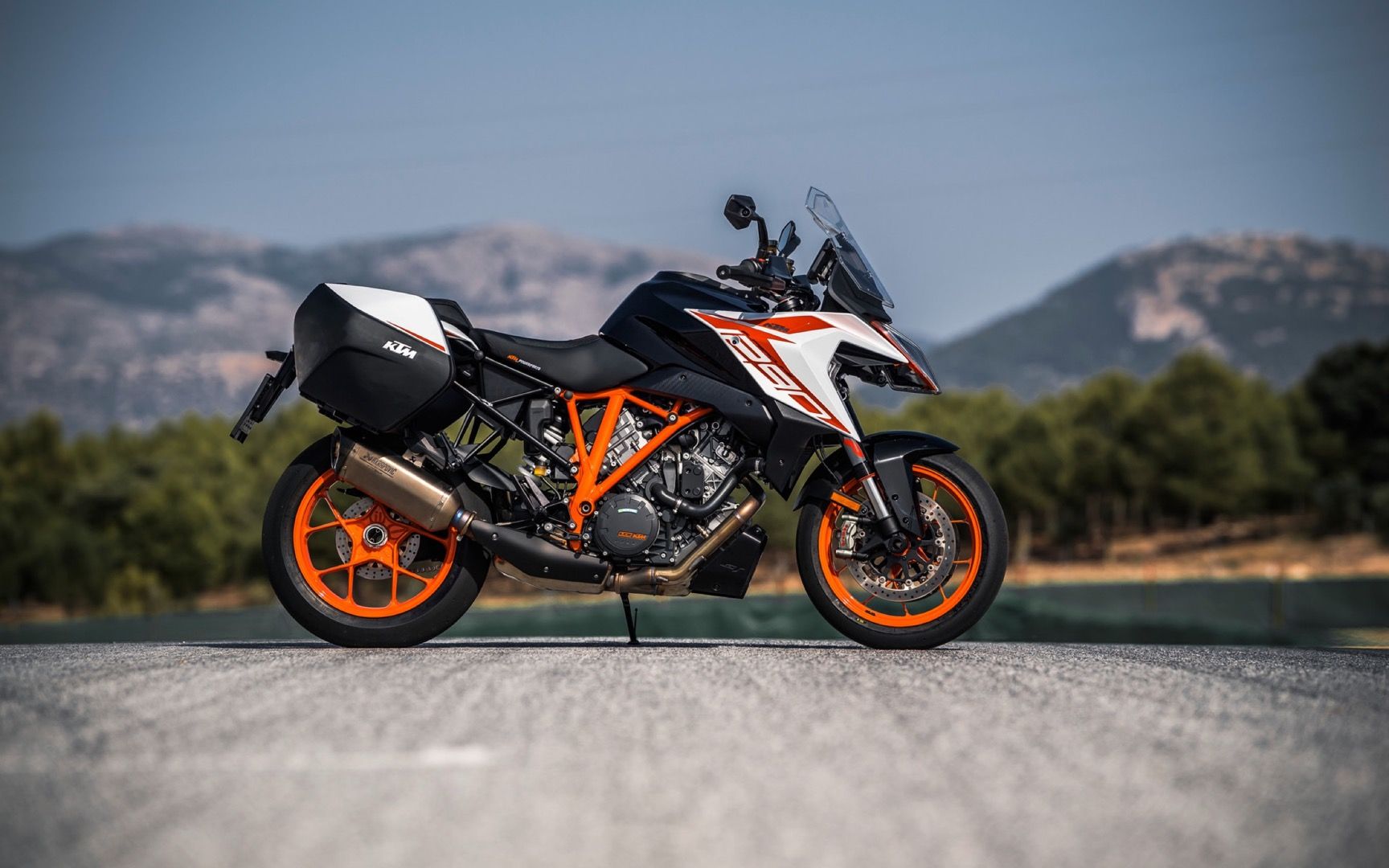 KTM 1290 Super Duke GT 2019