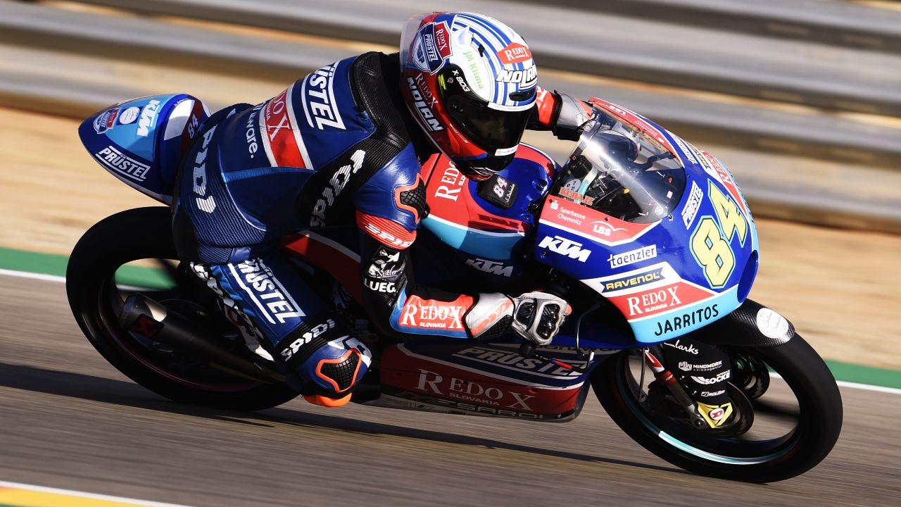 Jakub Kornfiel y Ayumu Sasaki mandan en el estreno de Moto3 en Tailandia