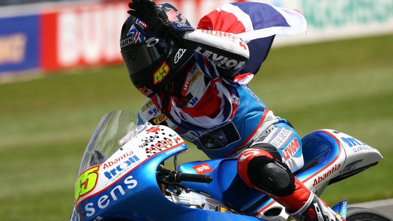 Scott  Redding celebra su triunfo en el GP de Gran Bretaña 2008 (Foto: Gold & Goose)