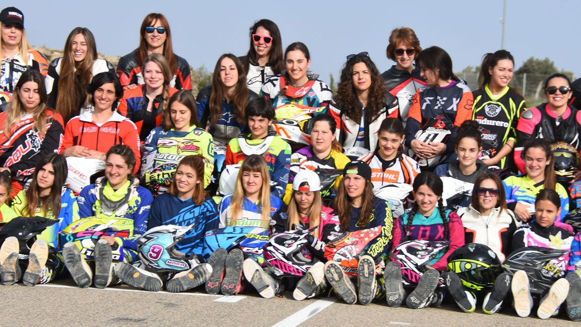 La Comisión Femenina de Motociclismo, premiada por la FIM