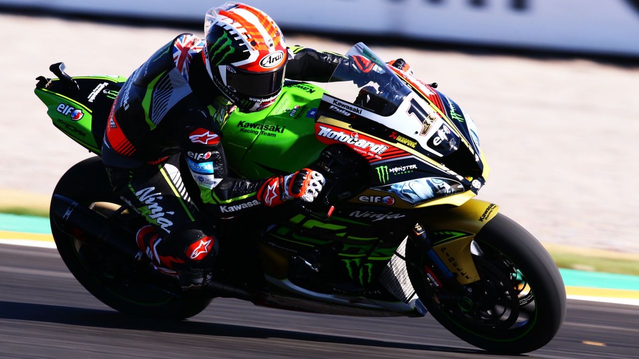 Jonathan Rea bate a Xavi Forés y logra el récord histórico de victorias consecutivas