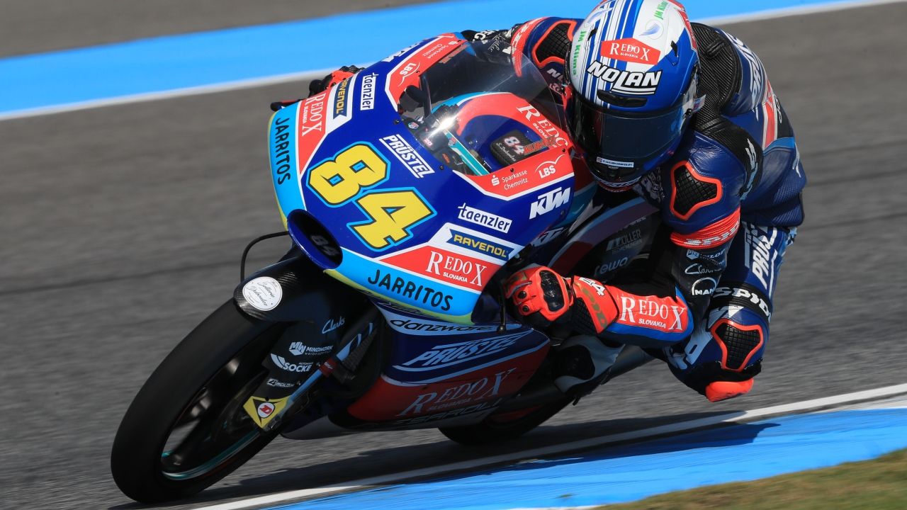Jakub Kornfeil lidera en seco y Marco Bezzecchi en mojado en los libres de Moto3 en Japón