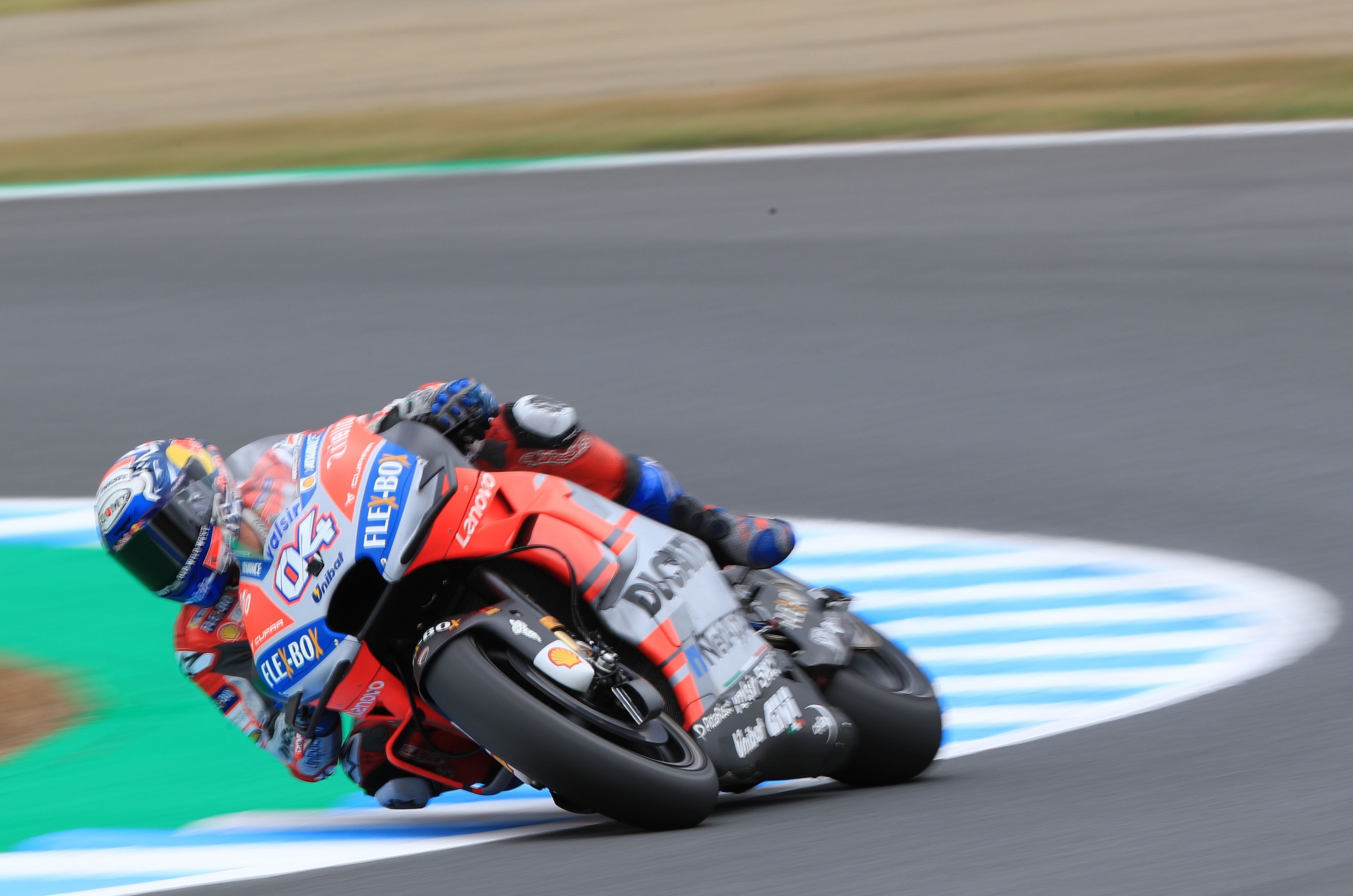 Andrea Dovizioso reta a Marc Márquez en los libres de Japón y Dani Pedrosa lidera la tarde