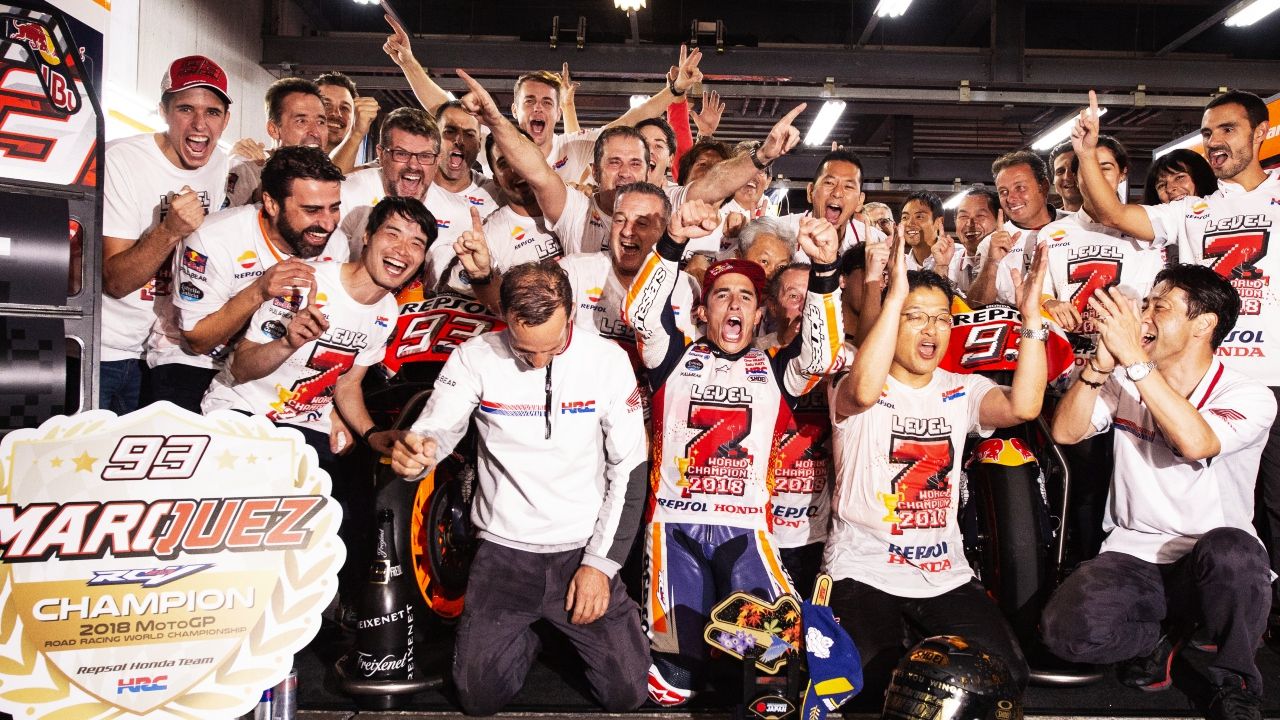 Marc Márquez celebra el título de MotoGP 2018 con su equipo (Foto: Gold & Goose)