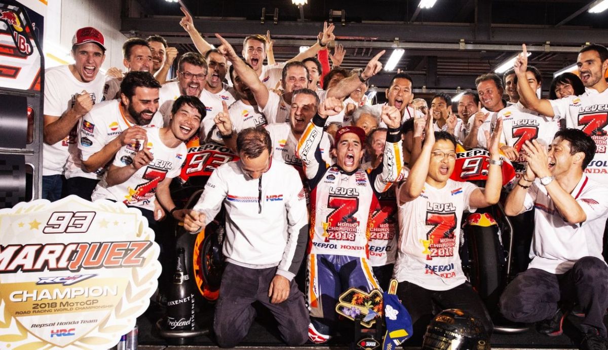 Marc Márquez celebra el título de MotoGP 2018 con su equipo (Foto: Gold & Goose)