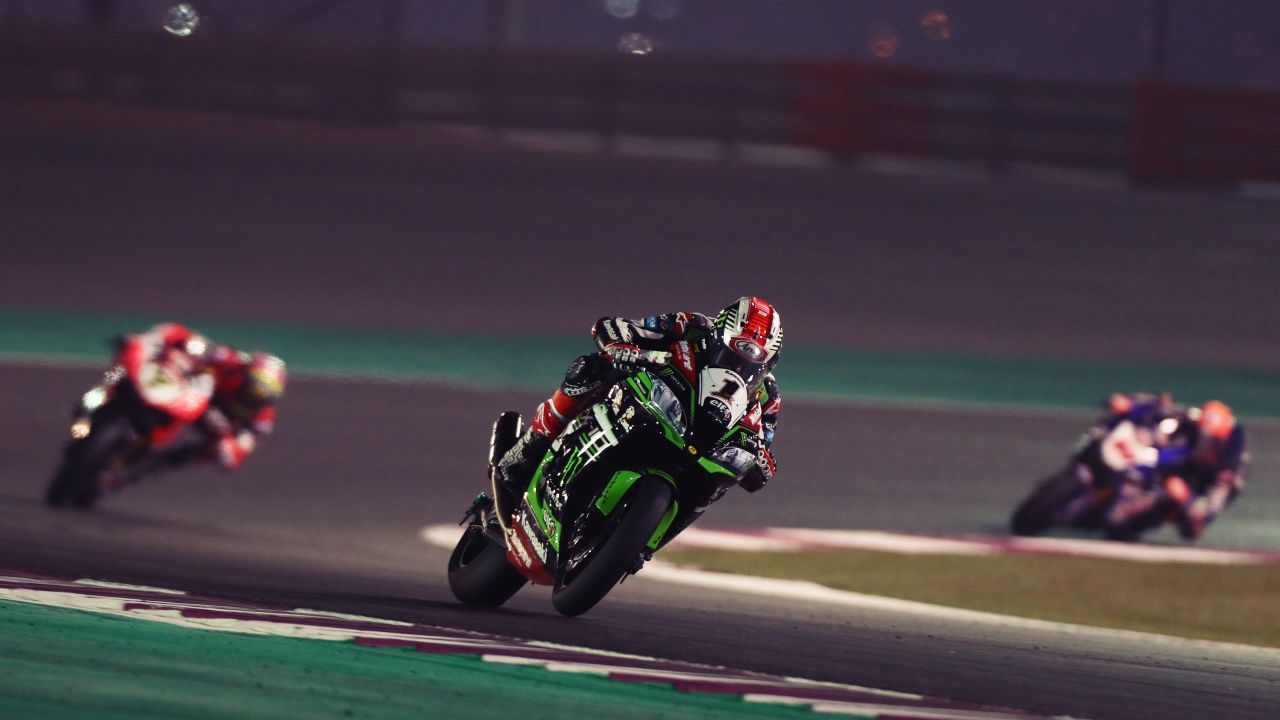 Jonathan Rea el año pasado en Losail, con Chaz Davies y Michael VD Mark al fondo (Foto: Gold & Goose)