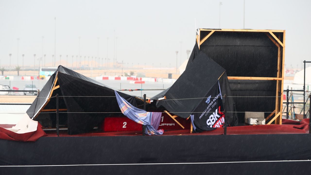 El podio de Qatar fue derribado por el viento y la tormenta de arena (Foto: Gold & Goose)