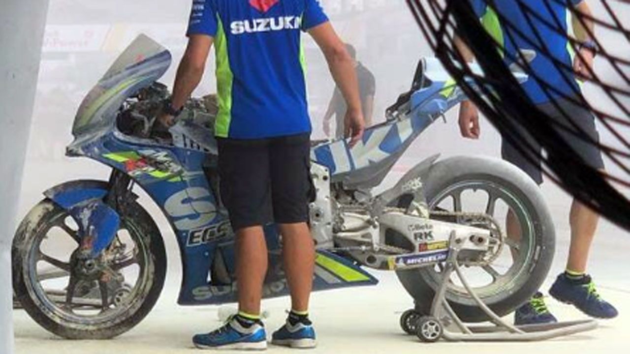 Álex Rins hace el mejor tiempo del viernes con la Suzuki que se quemó el jueves