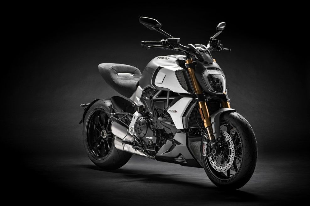 La nueva Ducati Diavel es más divertida en carreteras de curvas, además de más cómoda para el conductor y el pasajero