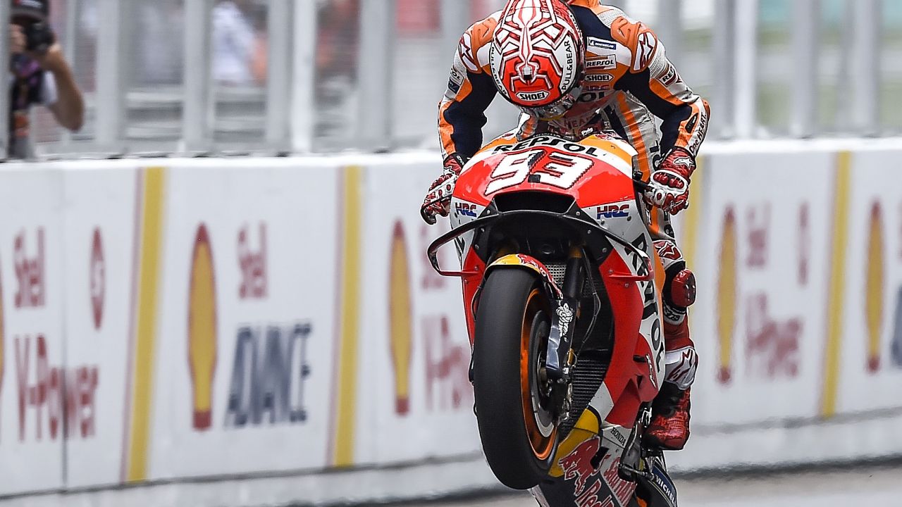 Marc Márquez cruza la meta de Sepang como ganador (Foto: Gold & Goose)