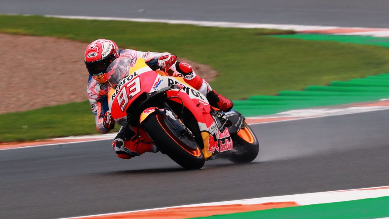 Marc Márquez contiene a las Ducati bajo la lluvia de Valencia en MotoGP