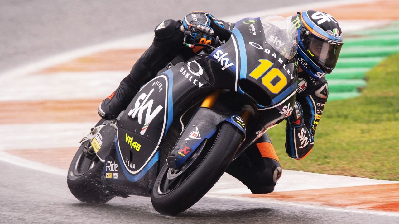 Luca Marini se queda la pole de Moto2 en Valencia por 27 milésimas ante Xavi Vierge