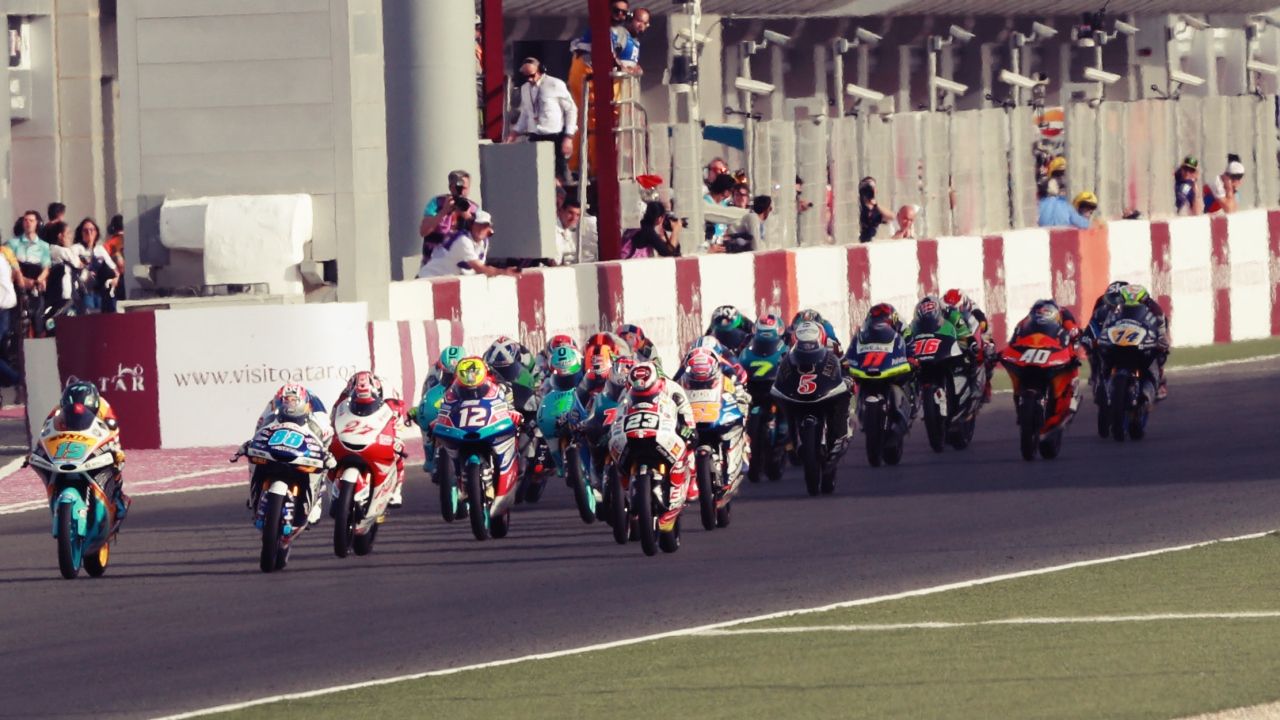 Salida de la carrera de Moto3 en Qatar este 2018 (Foto: Gold & Goose)