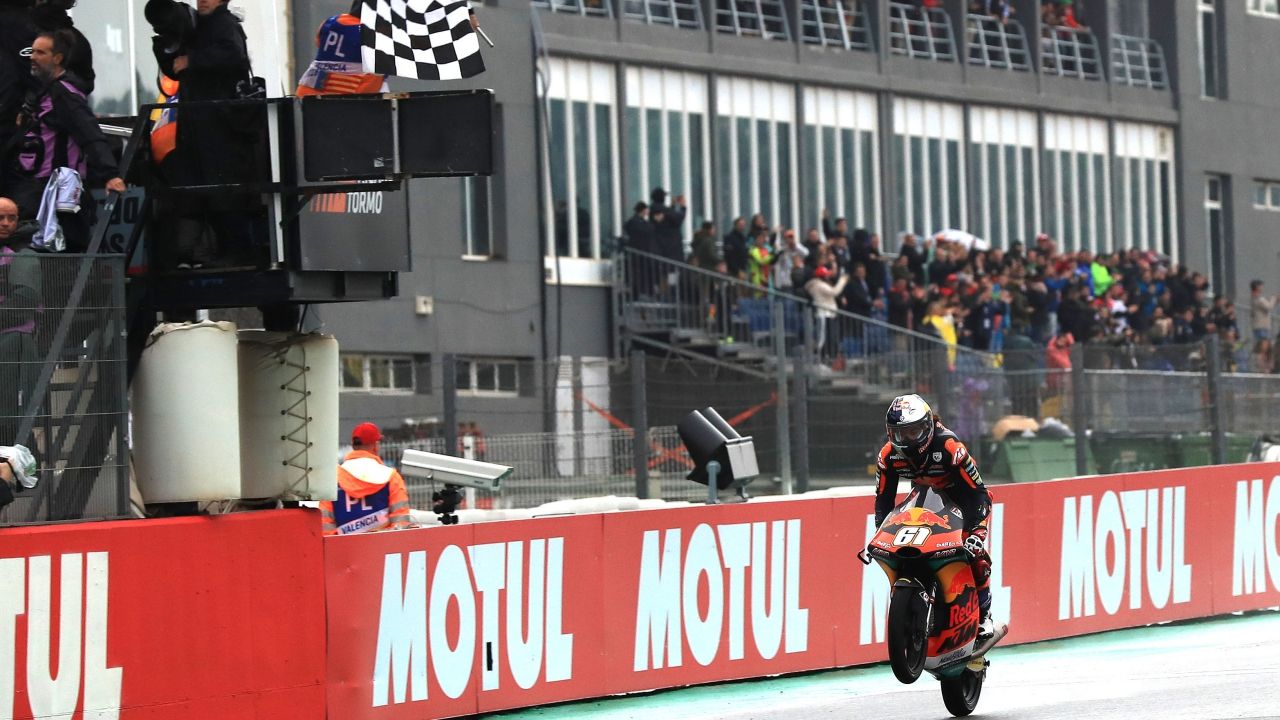 El momento en el que Can Oncu cruza la meta y entra en la historia del motociclismo (Foto: Gold & Goose)