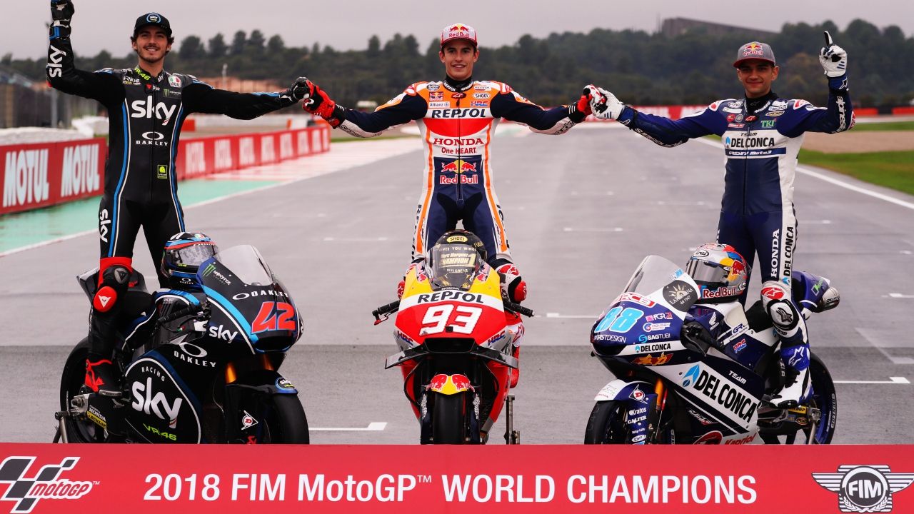 Marc Marquez escoltado por Pecco Bagnaia y Jorge Martín, los campeones de 2018 (Foto: Gold & Goose)