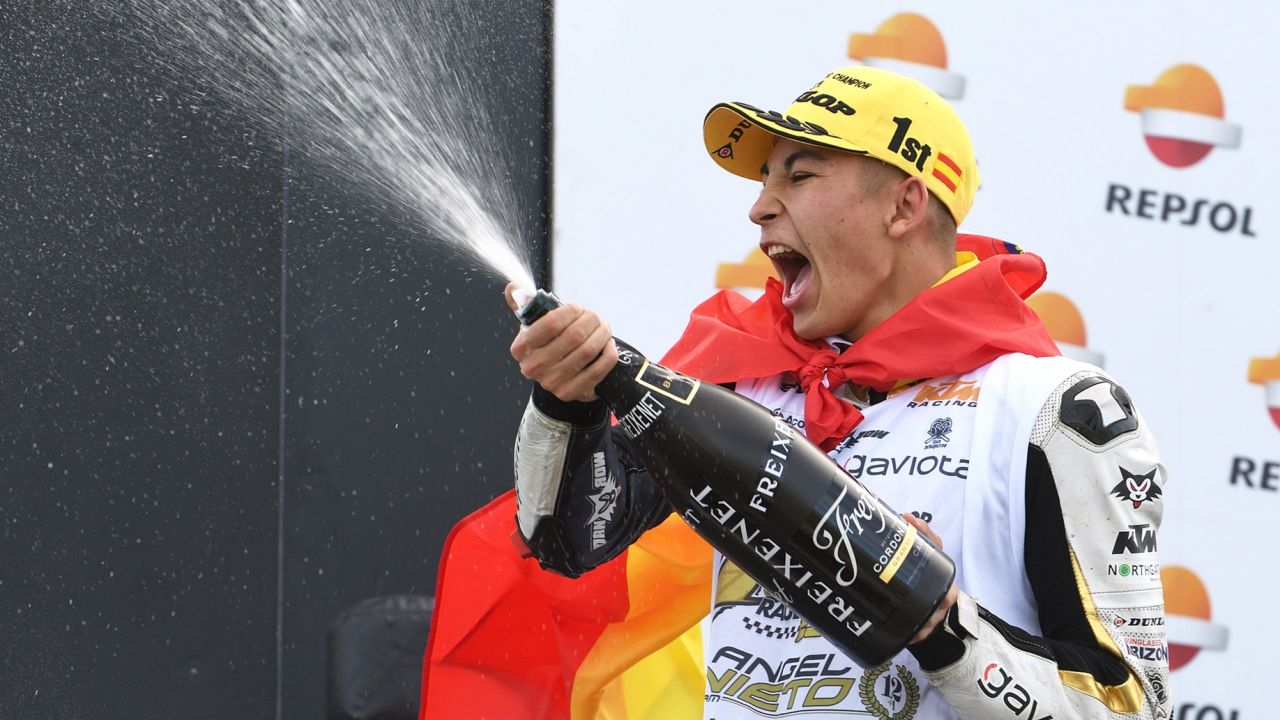 Raúl Fernández festeja su título mundial junior de Moto3 (Foto: Repsol)
