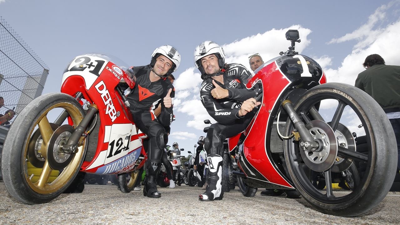 Los hijos de Ángel Nieto con las motos de su padre.