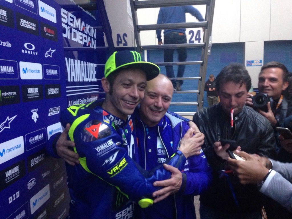 Valentino Rossi se despide de Luca Cadalora en 2019.
