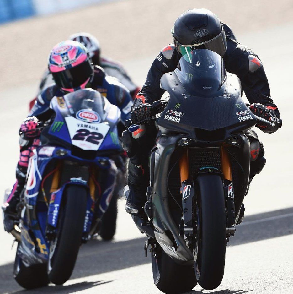Lewis Hamilton probando la Yamaha de SBK
