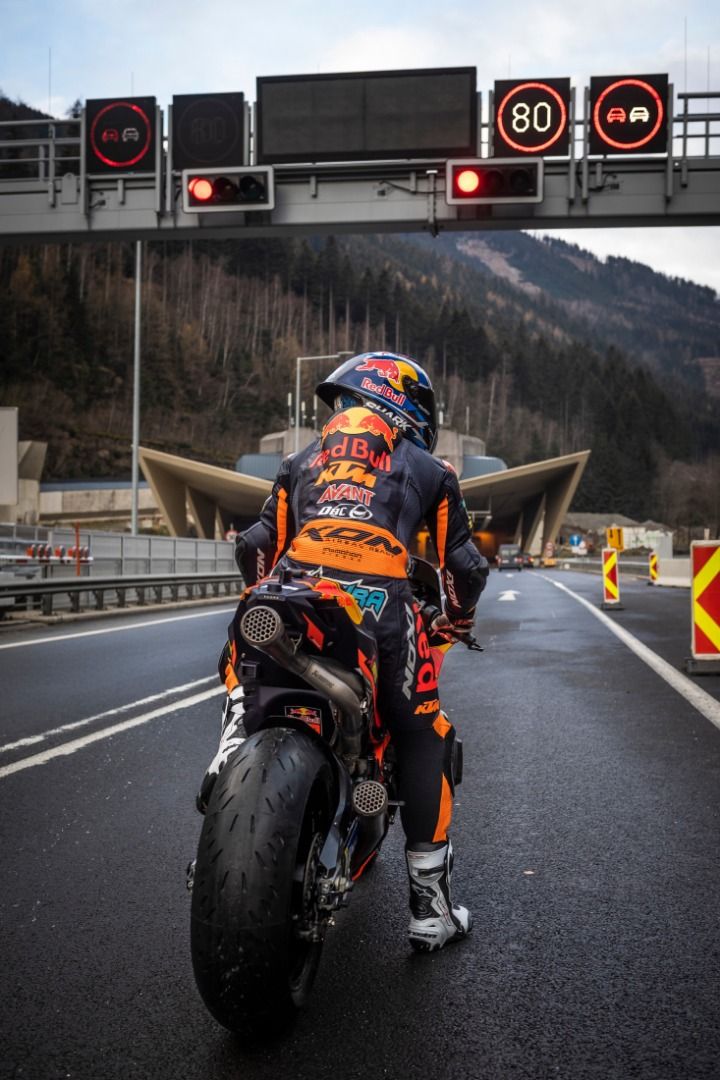 KTM RC16 y Miguel Oliveira en el túnel de Gleinalm