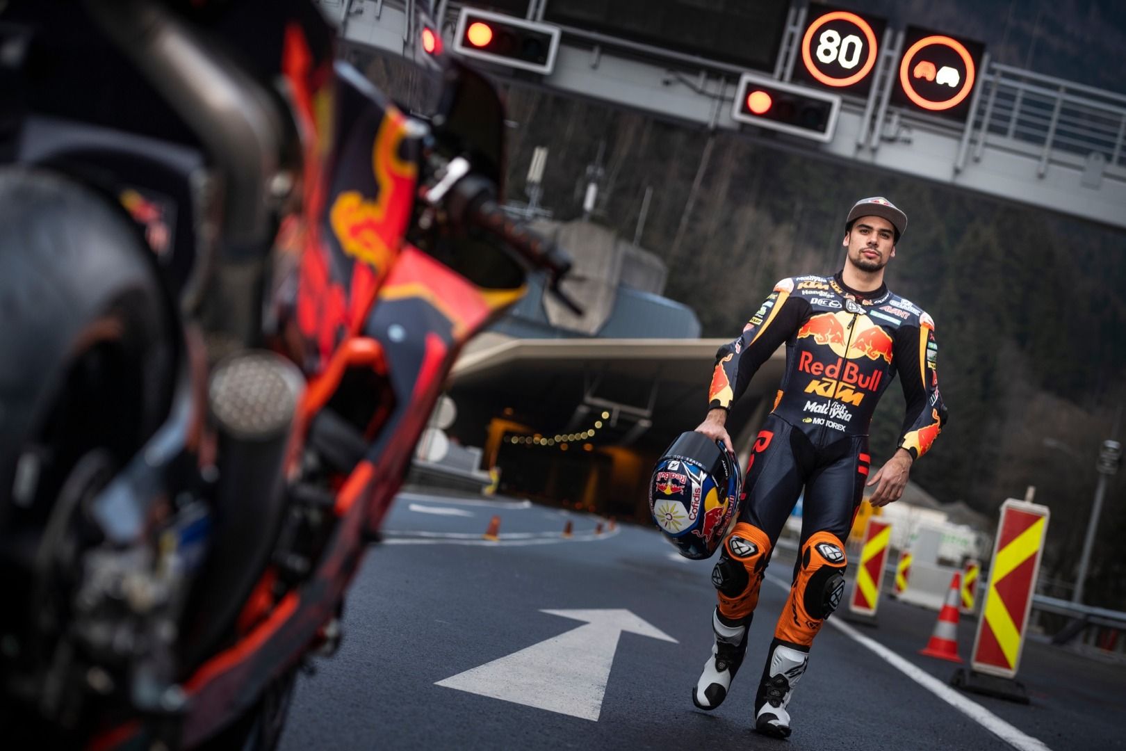 KTM RC16 y Miguel Oliveira en el túnel de Gleinalm