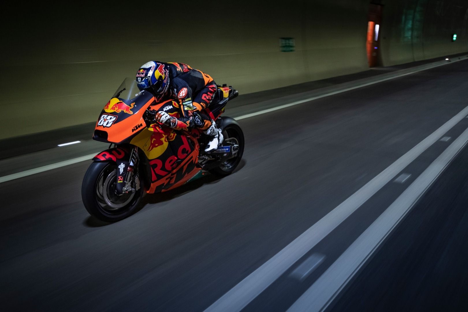 KTM RC16 y Miguel Oliveira en el túnel de Gleinalm