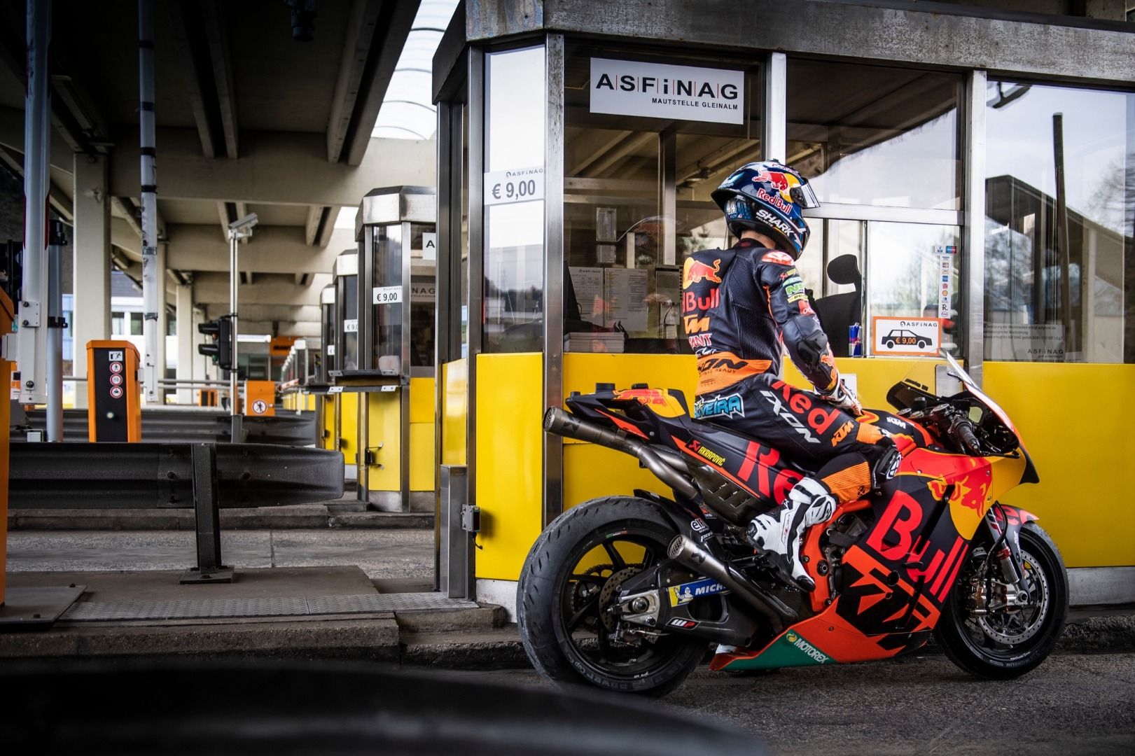 KTM RC16 y Miguel Oliveira en el túnel de Gleinalm