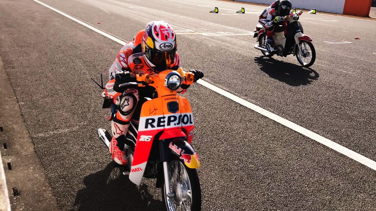 Dani Pedrosa recibe dos regalos muy especiales en su despedida de Honda