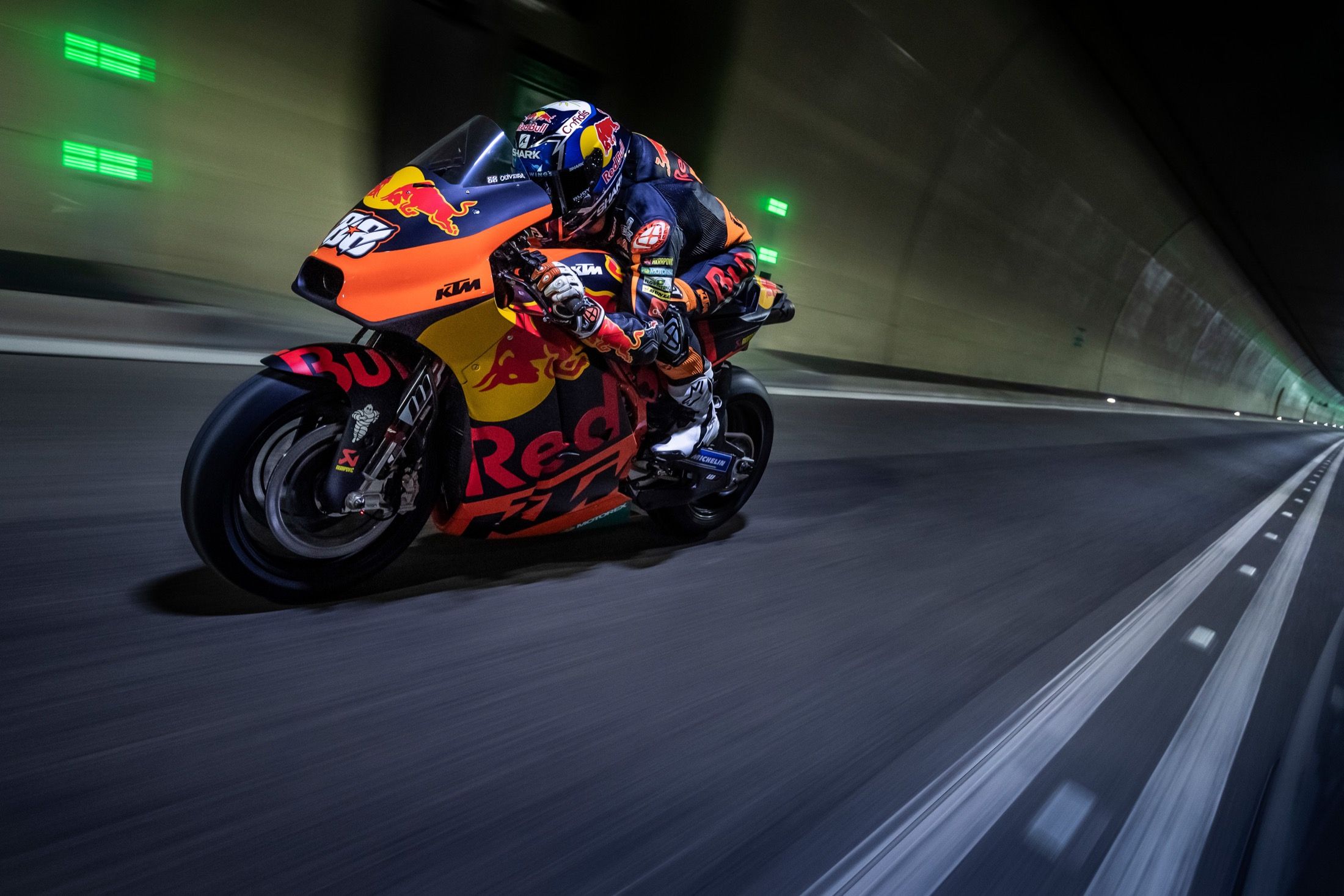 Un túnel cerrado al tráfico y la KTM RC16 de MotoGP, pocas veces se ve y oye algo parecido.