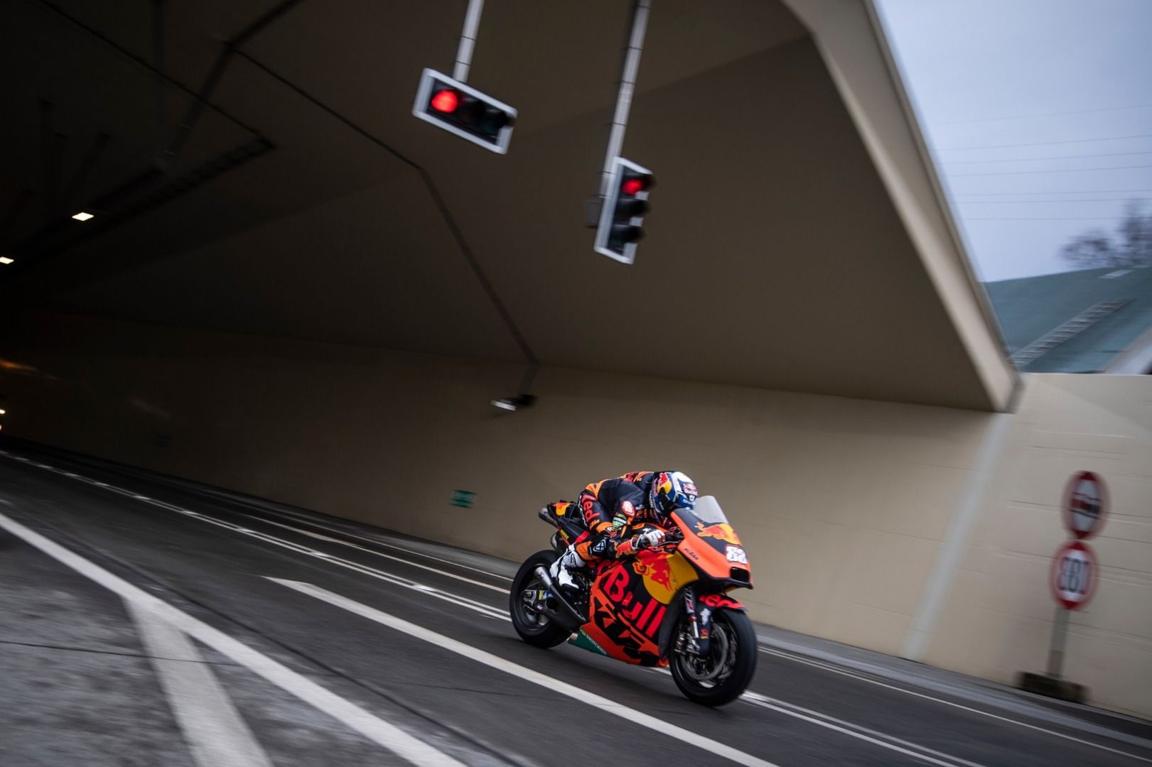 KTM RC16 y Miguel Oliveira en el túnel de Gleinalm