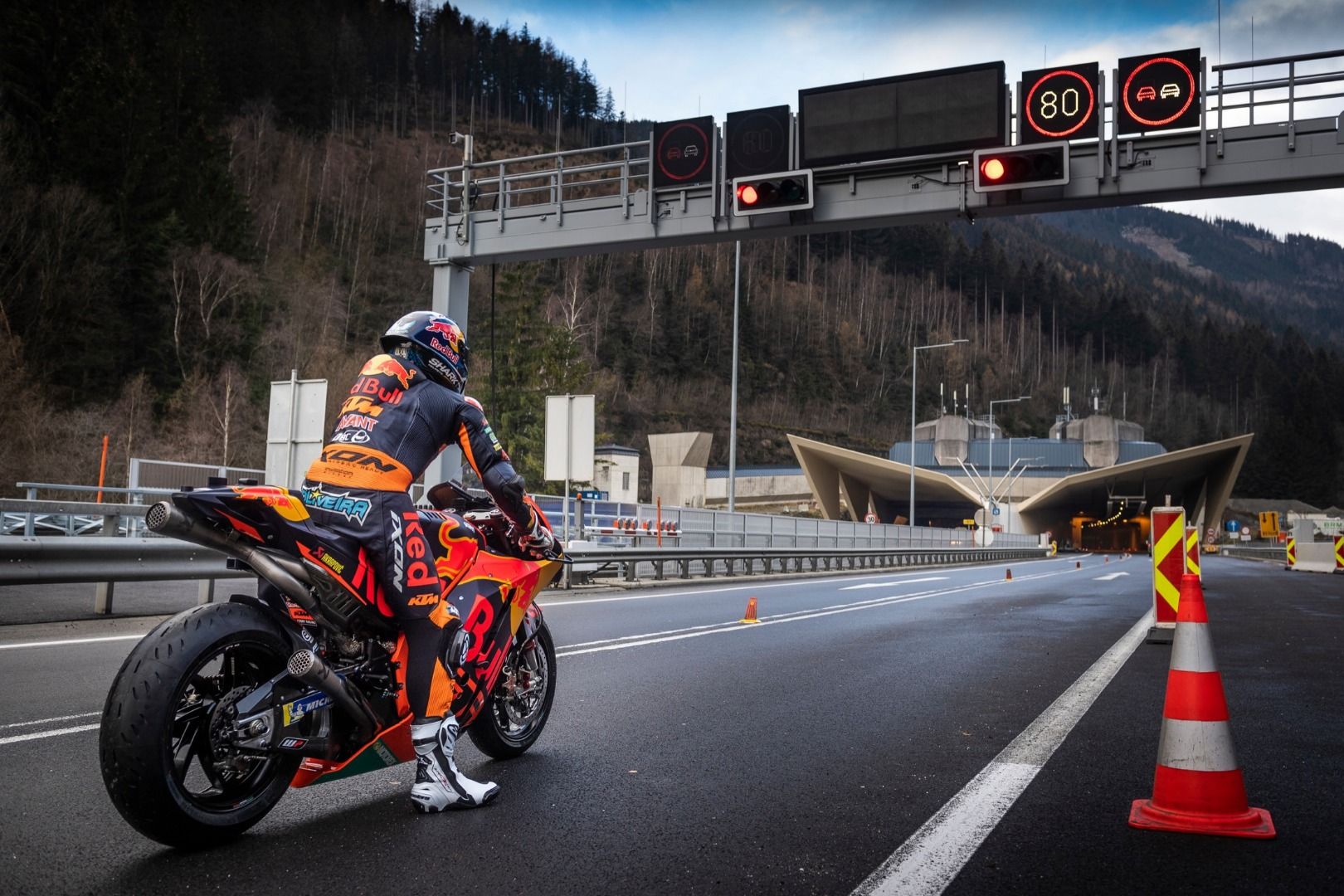 KTM RC16 y Miguel Oliveira en el túnel de Gleinalm
