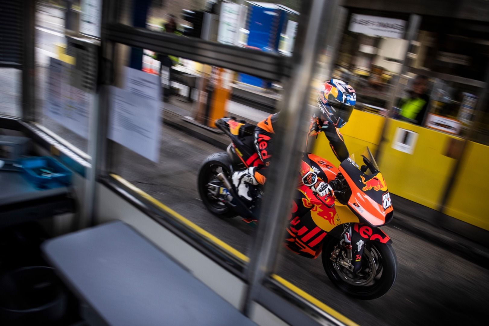KTM RC16 y Miguel Oliveira en el túnel de Gleinalm